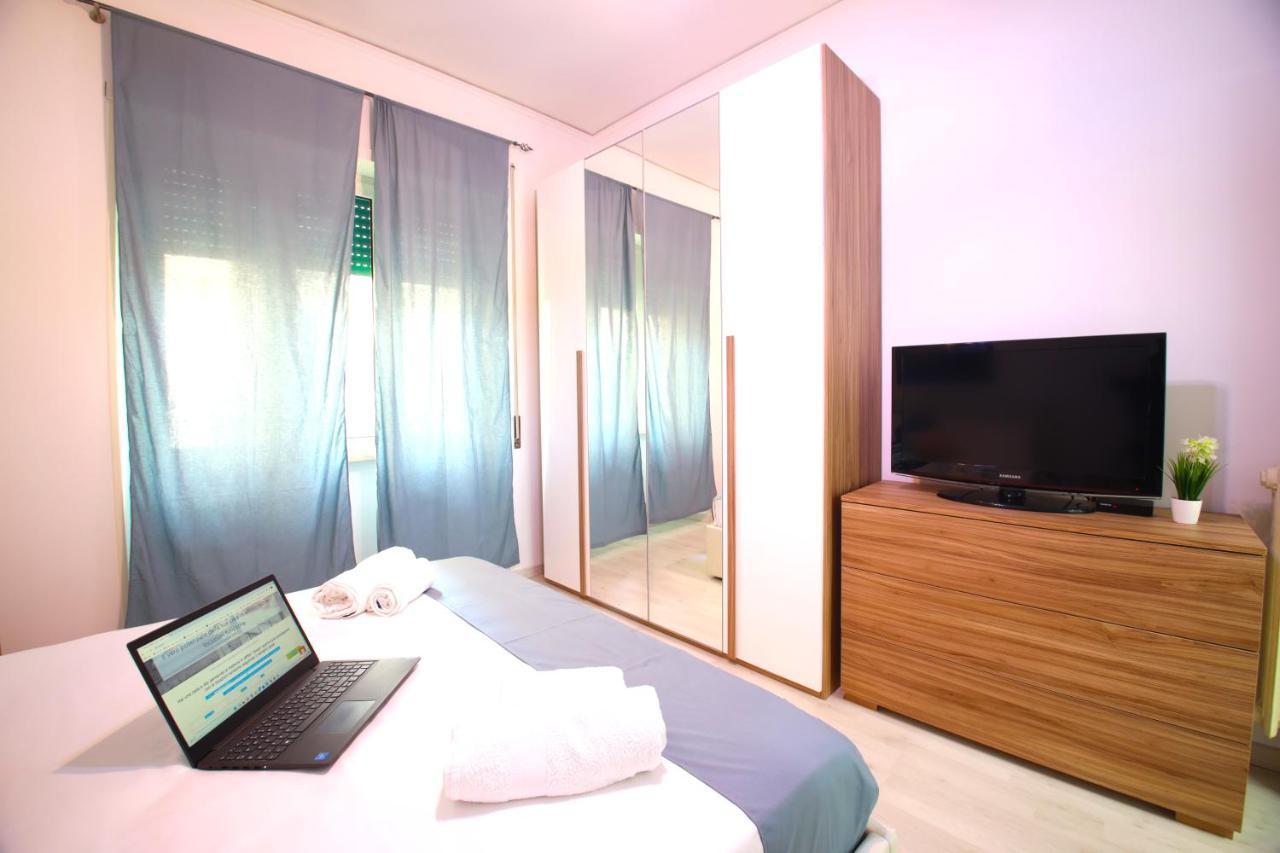 Hostly - Vittoria House - Near The Center With Private Parking Apartment เนเปิลส์ ภายนอก รูปภาพ
