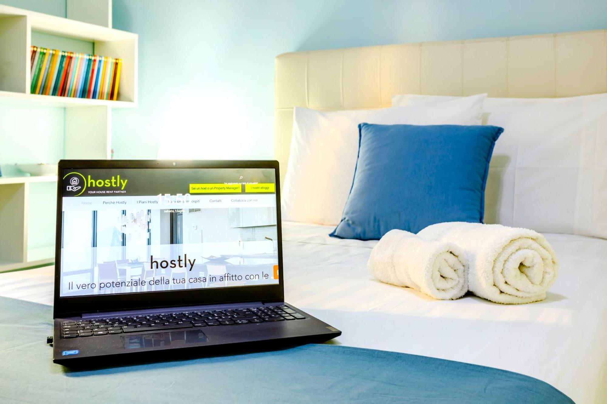Hostly - Vittoria House - Near The Center With Private Parking Apartment เนเปิลส์ ภายนอก รูปภาพ