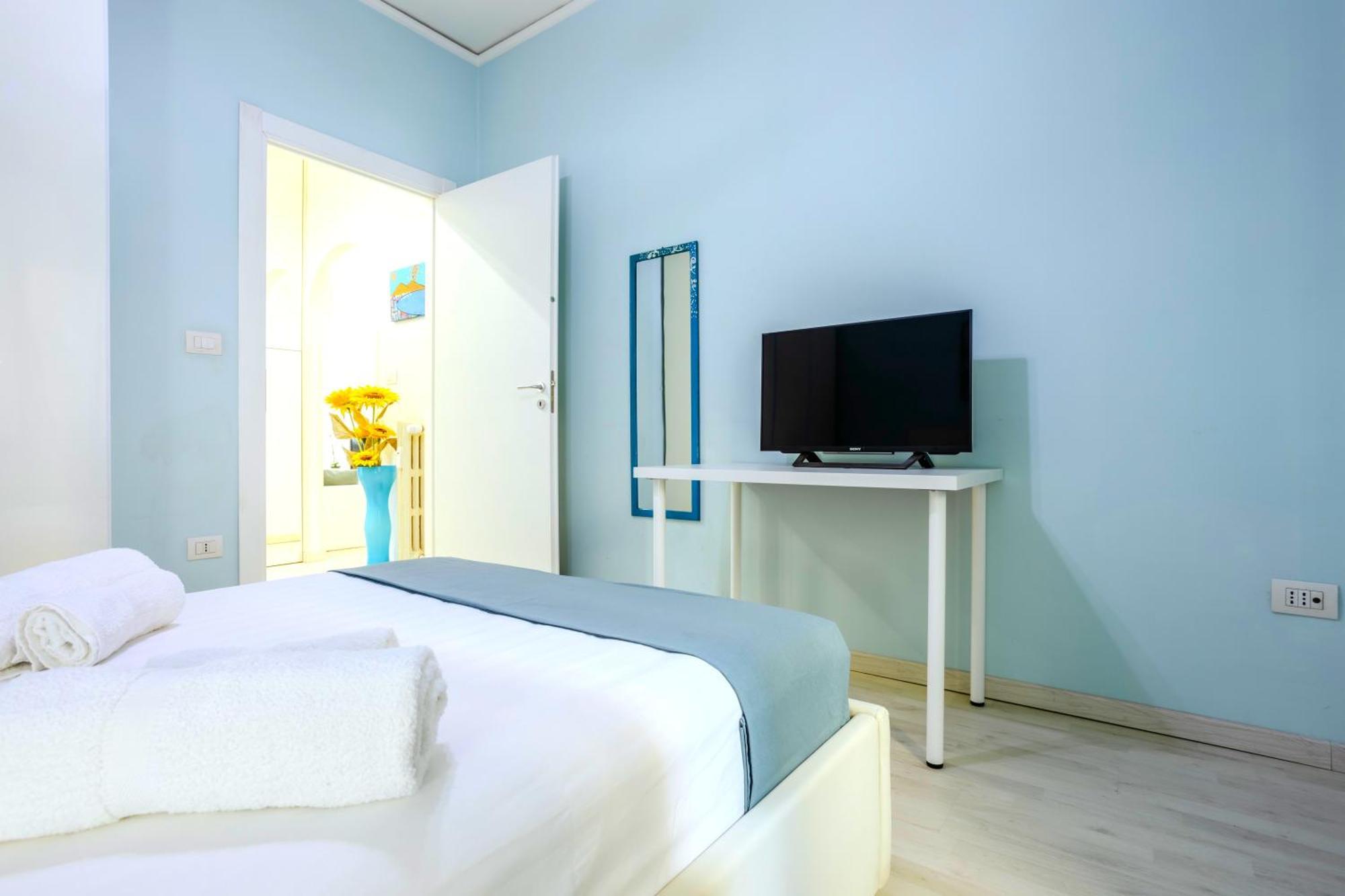 Hostly - Vittoria House - Near The Center With Private Parking Apartment เนเปิลส์ ภายนอก รูปภาพ