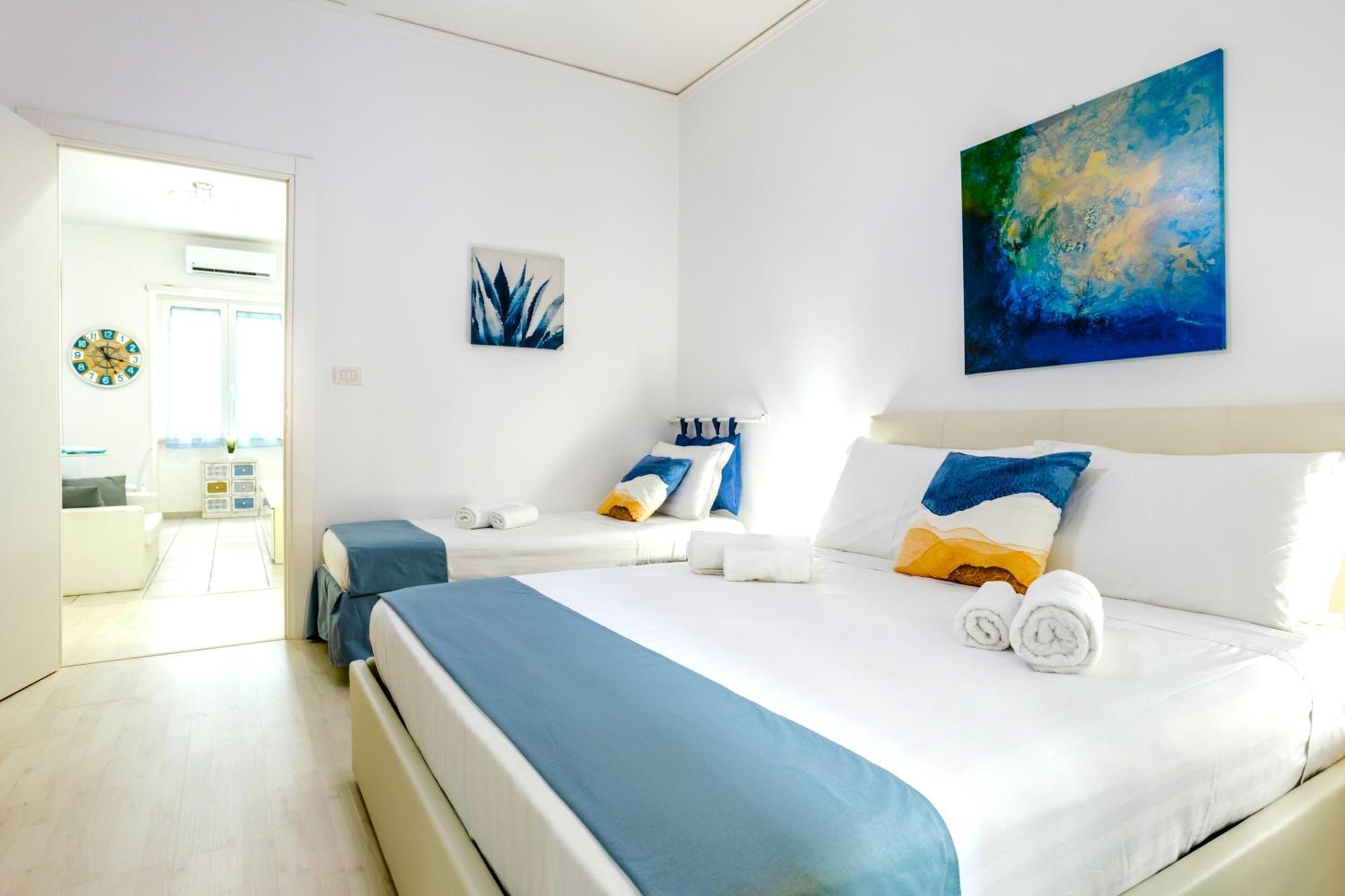 Hostly - Vittoria House - Near The Center With Private Parking Apartment เนเปิลส์ ภายนอก รูปภาพ