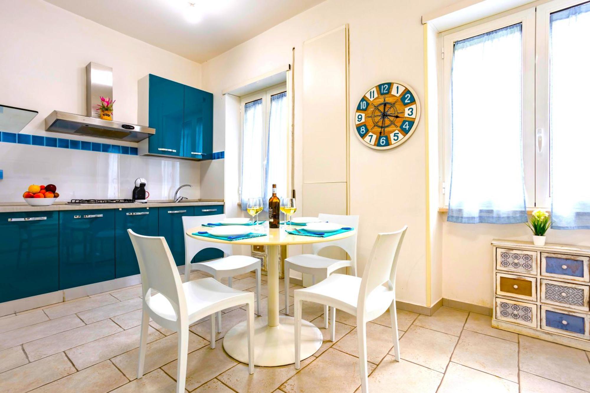 Hostly - Vittoria House - Near The Center With Private Parking Apartment เนเปิลส์ ภายนอก รูปภาพ